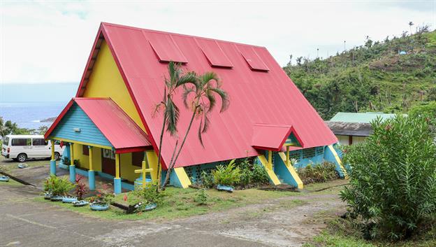 Diese Kirche „Sainte Marie oft the Caribs“ ist ausnahmsweise bereits renoviert. Die darum herbaute Schule ist nach wie vor total zerstört und die Kinder besuchen den Unterricht an einem anderen Ort.